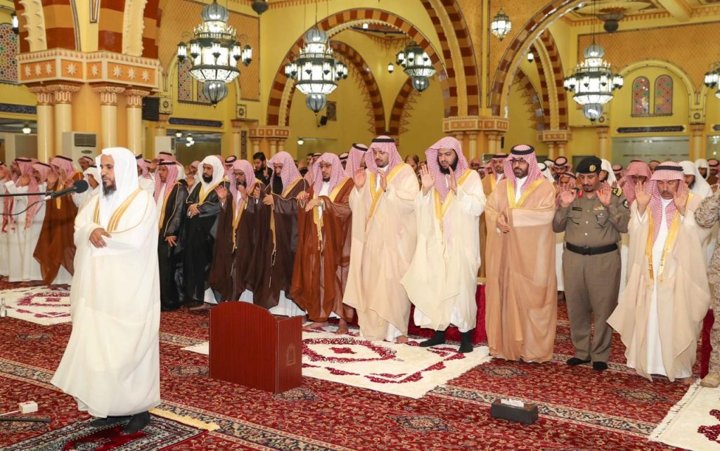 أمير منطقة الحدود الشمالية يؤدي صلاة الاستسقاء مع جموع المواطنين بمدينة عرعر