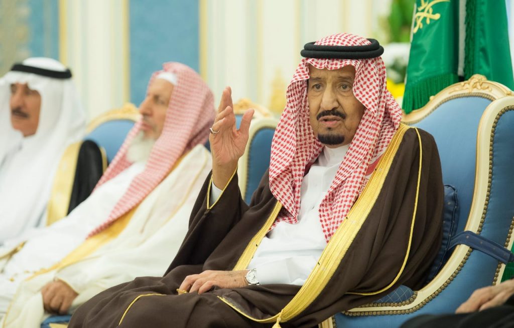 خادم الحرمين الشريفين يلتقي الأمراء والمفتي والعلماء والمواطنين