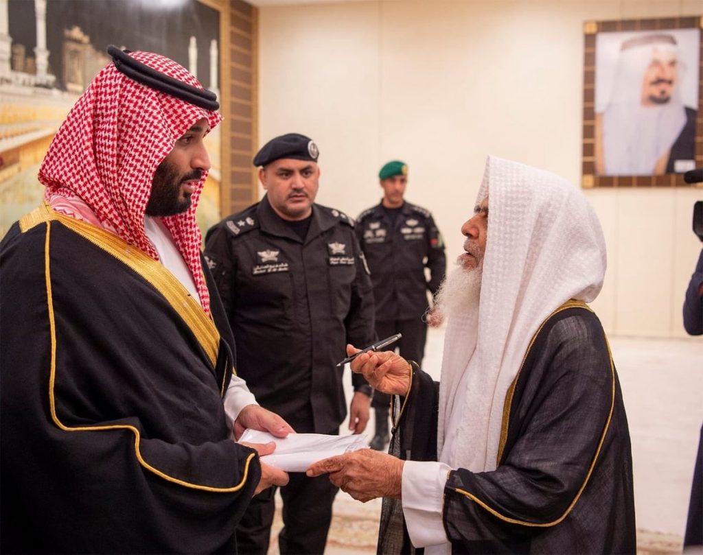 ولي العهد يلتقي أسر شهداء الواجب ناقلاً لهم اعتزاز الملك سلمان بتضحياتهم المشرفة