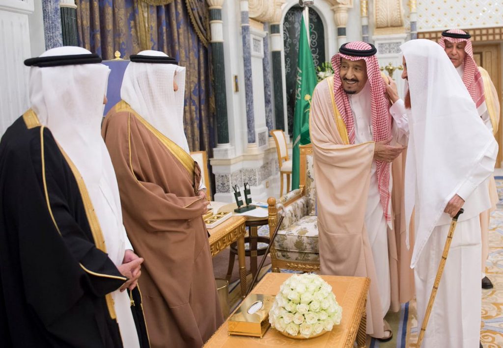 خادم الحرمين الشريفين يلتقي الوزاء السابقين والمثقفين والكتاب ويثني على جهودهم