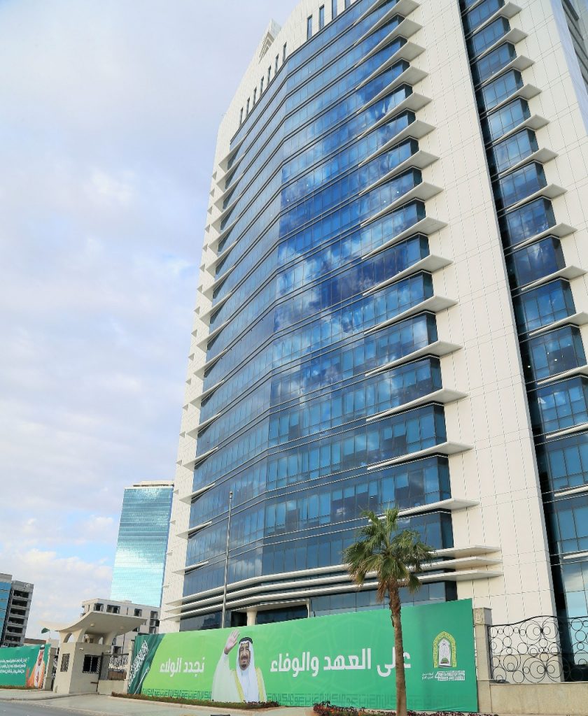 تزين برجها بصور خادم الحرمين وجداريات تحاكي الذكرى بالصور .. «الشؤون الإسلامية» تحتفي بذكرى البيعة الرابعة بمنظومة من الأعمال الإعلامية