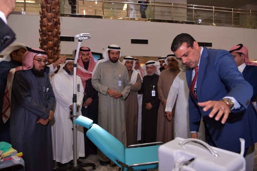 تأمين (200) منها في المناطق..وزير الصحة دشن عيادات طب الأسنان المحمولة لتعزيز صحة أطفال المدارس