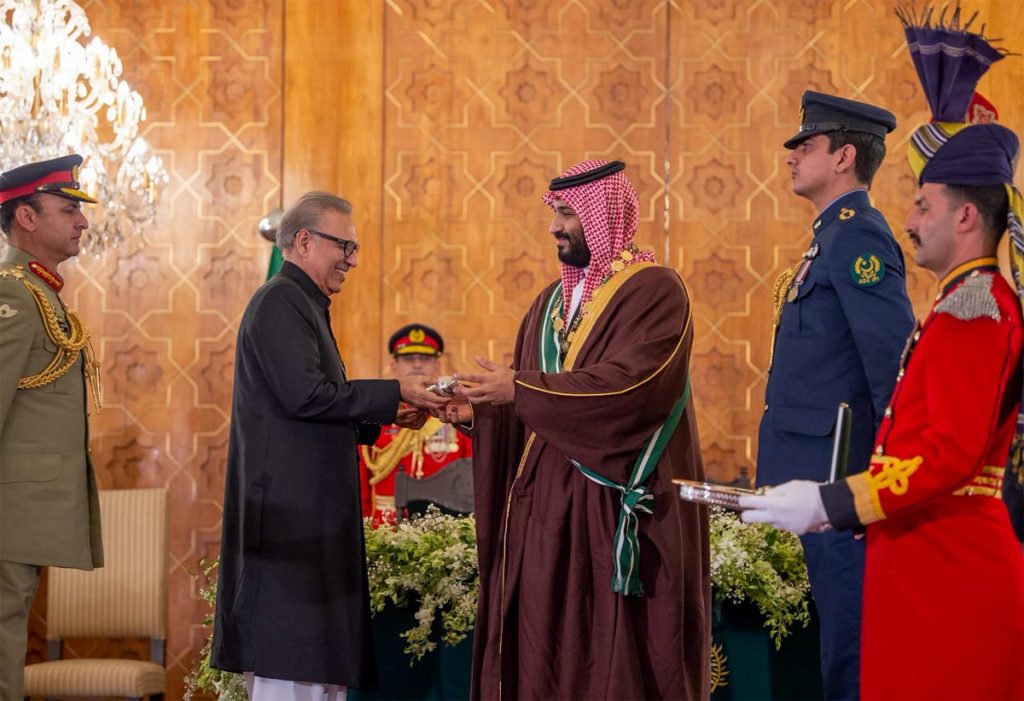 ولي العهد يتقلد أعلى وسام مدني في باكستان من رئيس الدولة