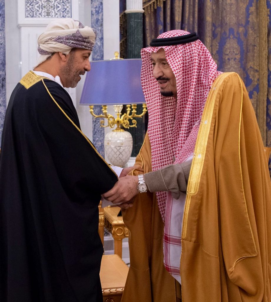 خادم الحرمين الشريفين يلتقي وزير الداخلية لسلطنة عمان