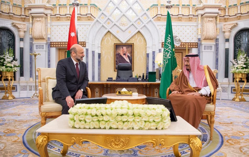 خادم الحرمين الشريفين يبحث ورئيس الوزراء الأردني تعزيز العلاقات بين البلدين