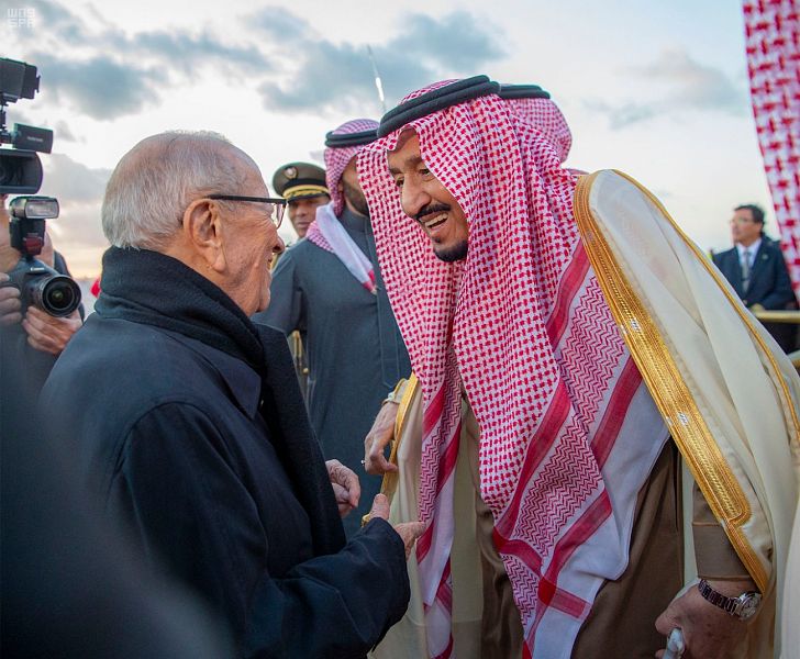 خادم الحرمين الشريفين يصل إلى تونس والرئيس السبسي في استقباله