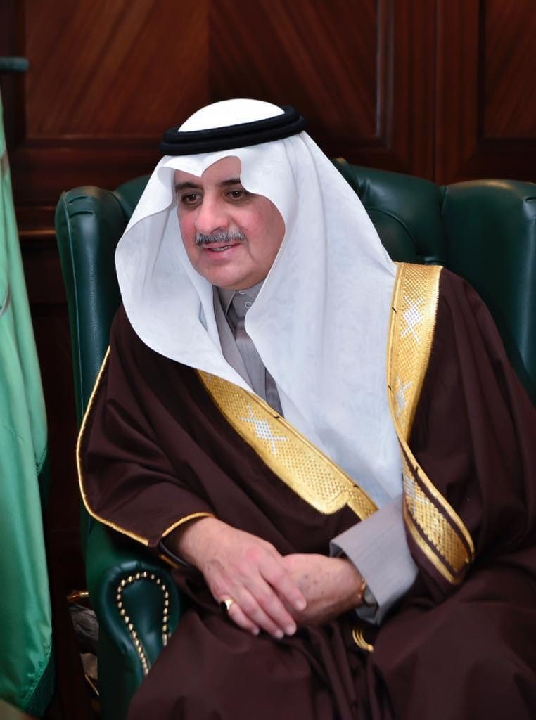 الأمير فهد بن سلطان يواسي أسرة الغرير في وفاة والدتهم