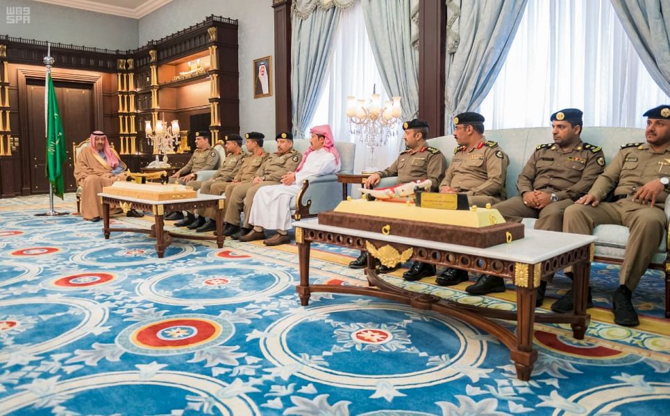 أمير الباحة يكرم مدير شرطة المنطقة وضباط وأفراد نظير دورهم في الكشف عن قضايا مهمة