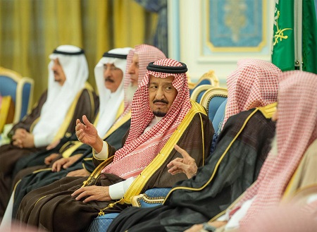 خادم الحرمين الشريفين يلتقي الأمراء والمفتي والمسئولين والمواطنين