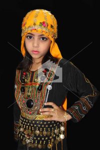 طفلة من منطقة عسير ترتدي الزي النسائي التقليدي القديم
