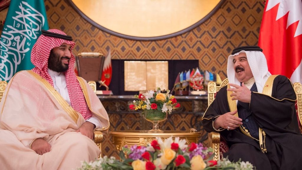 ولي العهد يعقد مع ملك البحرين جلسة مباحثات