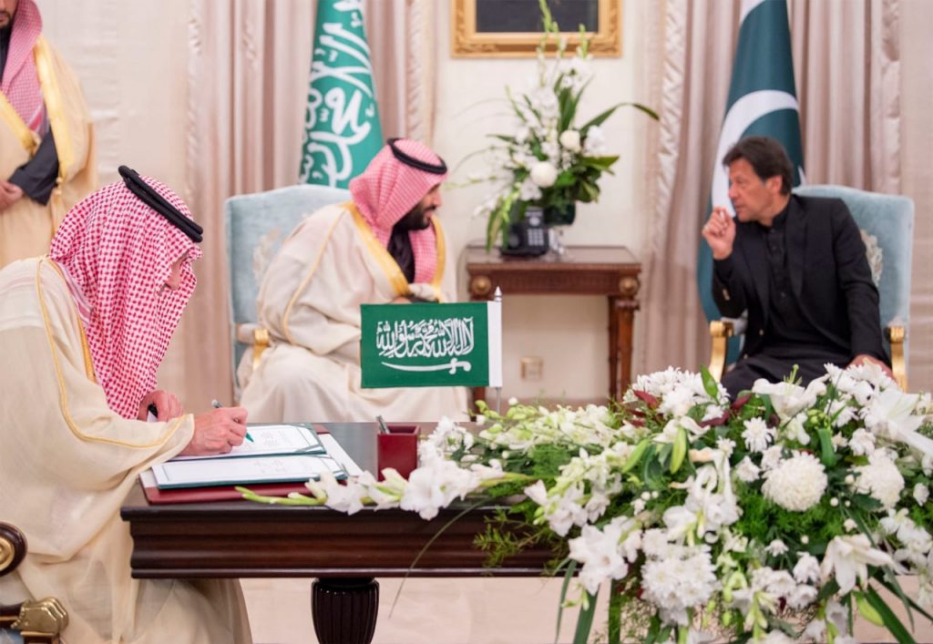 ولي العهد يشهد ورئيس وزراء باكستان التوقيع على ٧ اتفاقيات