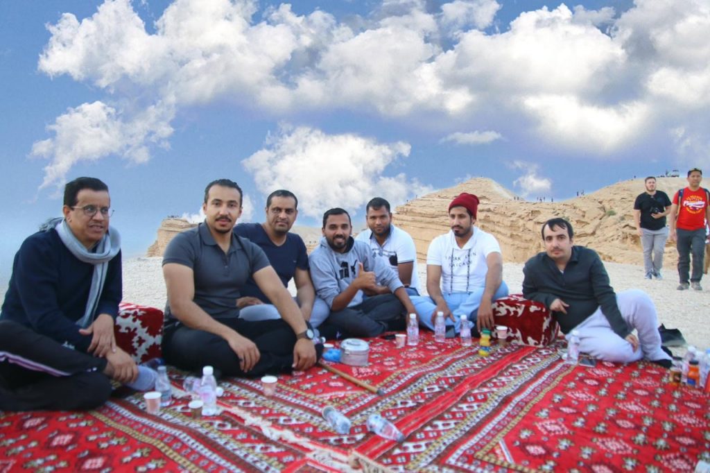 “حافة العالم” سحر من جبال طويق .. السائح الأجنبي معشوقته.