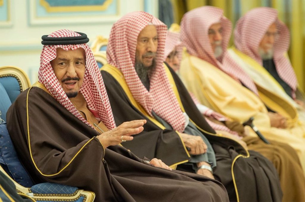 خادم الحرمين الشريفين يلتقي الأمراء والمفتي العام والعلماء والمواطنين