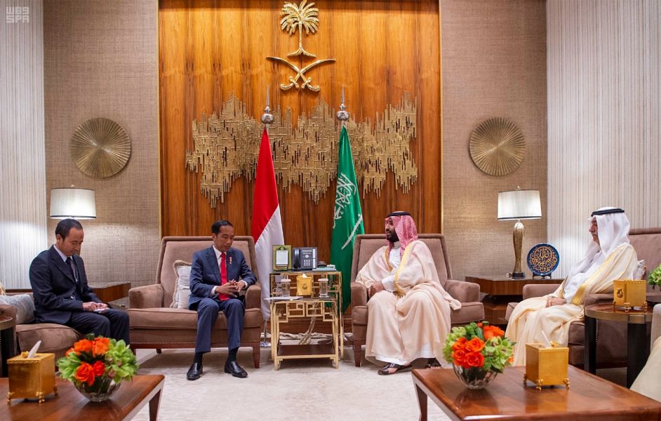 ولي العهد يبحث مع الرئيس الإندونيسي العلاقات بين البلدين