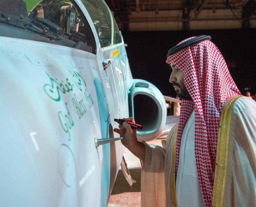 ولي العهد يدشن أول طائرة تدريب نفاثة من طراز هوك بأيدي أبناء الوطن