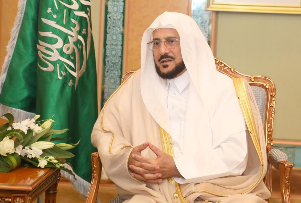 آل الشيخ يطمئن على الحالة الصحية لخطيب النماص الذي تعرض للطعن