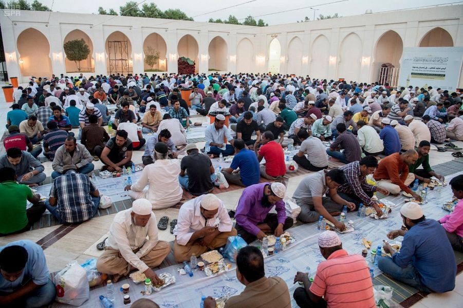 مساجد الرياض تتسابق في خيام افطار الصائمين كسبا للأجر في الشهر المبارك