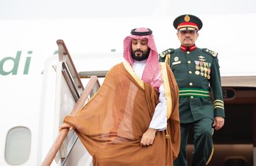 ولي العهد يصل إلى كوريا ورئيس الوزراء في استقباله في المطار