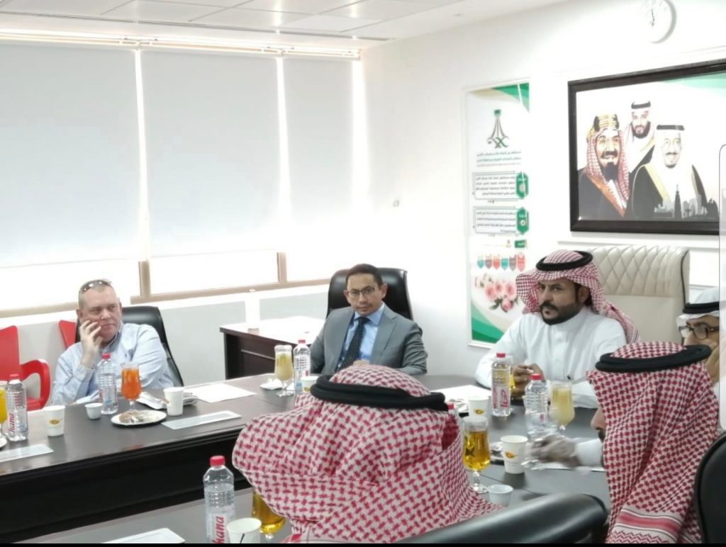 فريق من أرامكو يطلع على أحد المشاريع التطويرية بمستشفى الملك خالد بالخرج