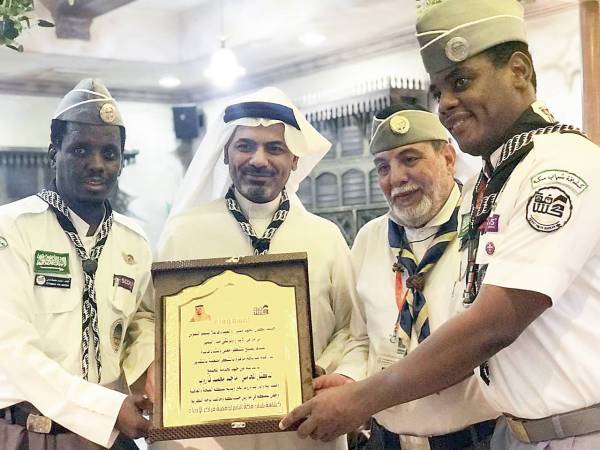 المحامي قاروب يقلد كشافة شباب مكة المكرمة وسام الإبداع