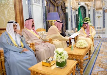 خادم الحرمين الشريفين يتسلم رسالة من أمير دولة الكويت