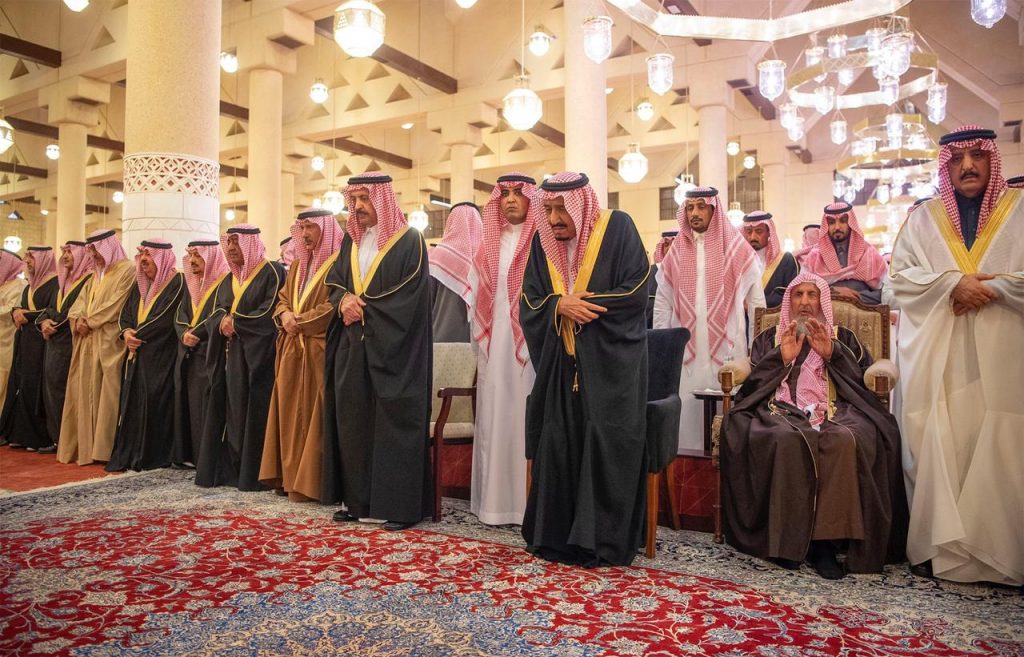 خادم الحرمين الشريفين يؤدي صلاة الميت على اخيه الأمير متعب ويتلقى التعازي