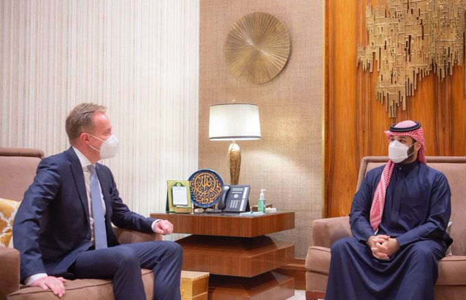 الأمير محمد بن سلمان يستعرض مع رئيس دافوس مستجدات الاقتصاد العالمية