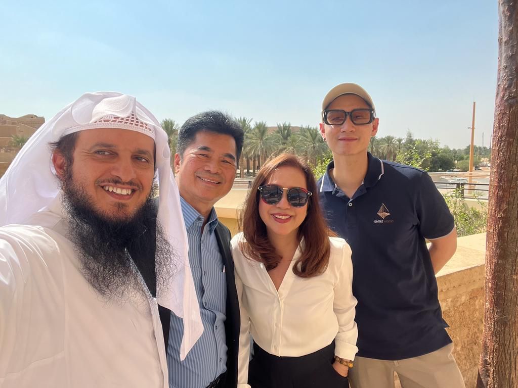 “حوار الأديان” يثمر عن إسلام رجل أعمال تايلندي وعائلته في الرياض