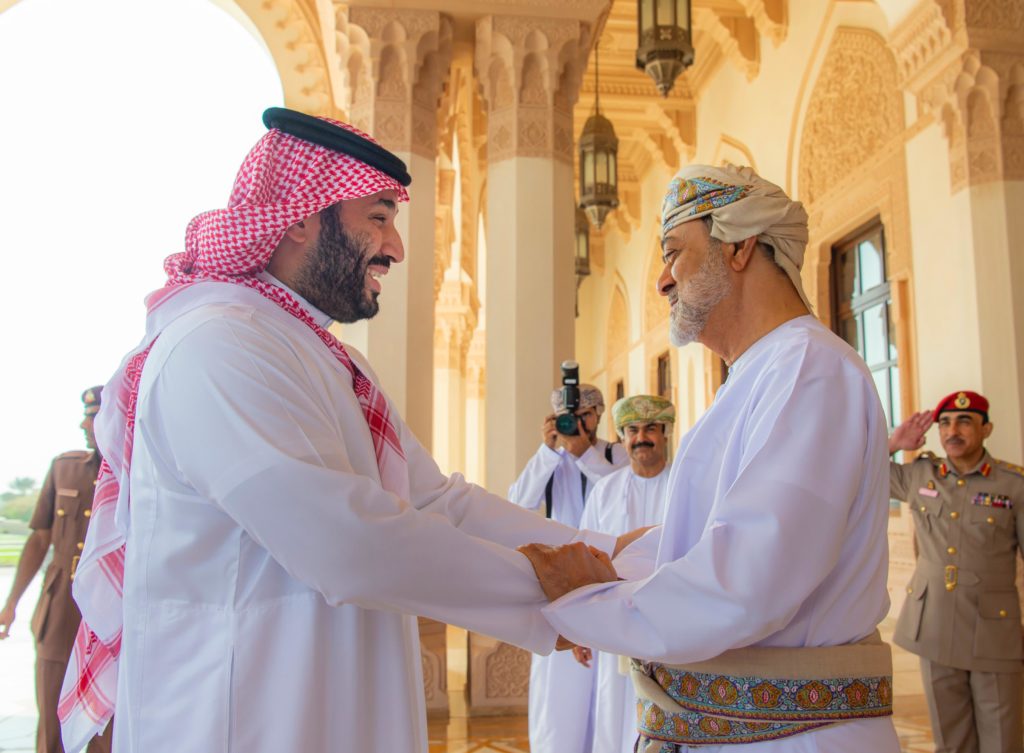 سلطان عمان يلتقي ولي العهد في قصر البركة في زيارة خاصة
