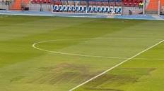  بسبب تغير لون في أرضية ملعب الفيصل، وزير الرياضة يطلب تحقيقاً عاجلا