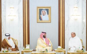 الأمير محمد بن سلمان يلتقي رئيس وزراء باكستان بحضور ولي عهد البحرين